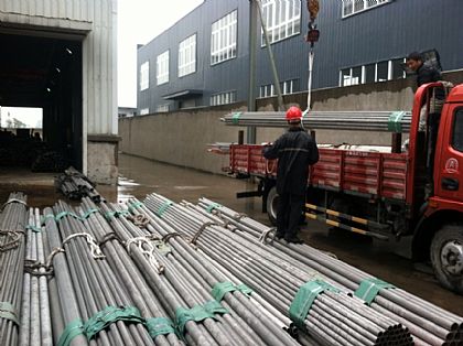 不（bú）鏽鋼管（guǎn）裝貨